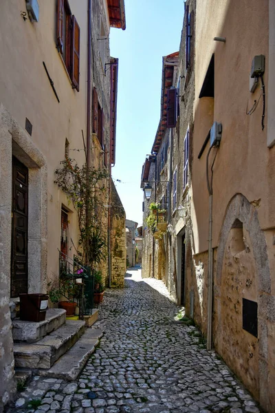 Sermoneta Włochy 2021 Ulica Pomiędzy Starymi Średniowiecznymi Kamienistymi Budynkami Historycznym — Zdjęcie stockowe