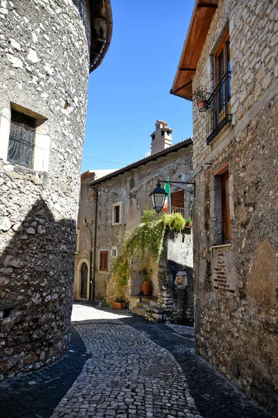 Sermoneta イタリア 2021 歴史ある町の古い中世の石造りの建物の間の通り — ストック写真