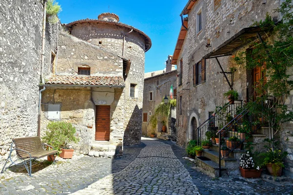 Sermoneta Włochy 2021 Ulica Pomiędzy Starymi Średniowiecznymi Kamienistymi Budynkami Historycznym — Zdjęcie stockowe
