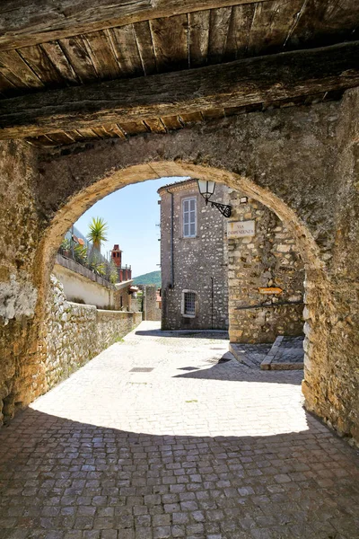 Bassiano Italië 2021 Een Smalle Straat Tussen Stenen Gebouwen Van — Stockfoto