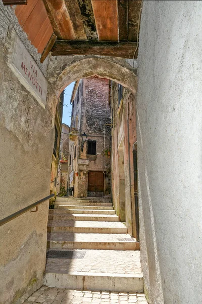 Bassiano Italië 2021 Een Smalle Straat Tussen Stenen Gebouwen Van — Stockfoto