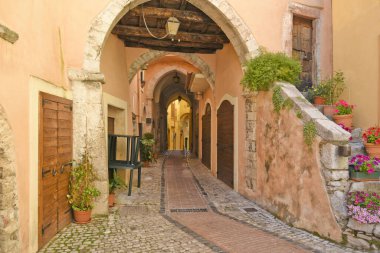 Sonnino, İtalya, 05 / 10 / 2021. Lazio bölgesindeki tarihi bir kasabanın eski ortaçağ taş binaları arasında bir sokak..