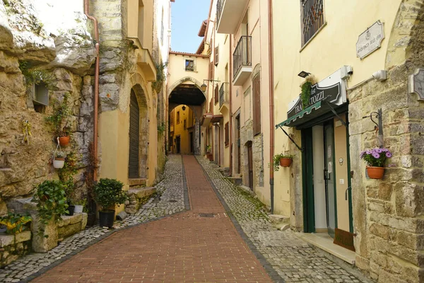 Sonnino イタリア 2021 ラツィオ地域 イタリアの歴史的な町の古い中世の石造りの建物の間の通り — ストック写真