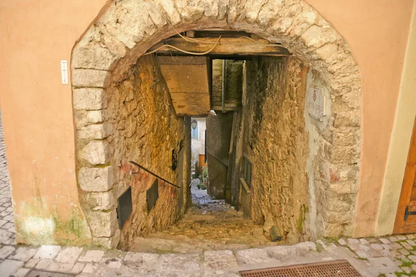 Sonnino Italië 2021 Een Straat Tussen Oude Middeleeuwse Stenen Gebouwen — Stockfoto