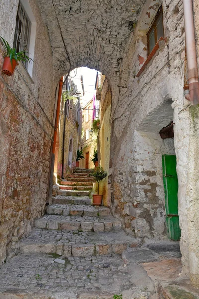 Sonnino イタリア 2021 ラツィオ地域 イタリアの歴史的な町の古い中世の石造りの建物の間の通り — ストック写真