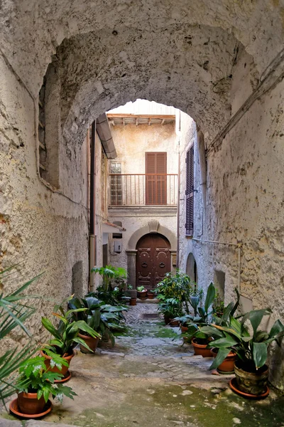 Sonnino イタリア 2021 ラツィオ地域 イタリアの歴史的な町の古い中世の石造りの建物の間の通り — ストック写真