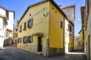 Sezze, İtalya, 05 / 10 / 2021. Lazio bölgesindeki bir ortaçağ kasabasının eski evleri arasında bir ara sokak..