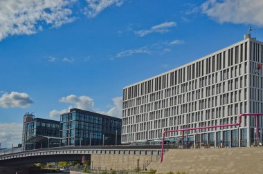 Berlin, Almanya, 26 Temmuz 2015. Nehir kıyısındaki modern binalar Alman başkentinden geçiyor..