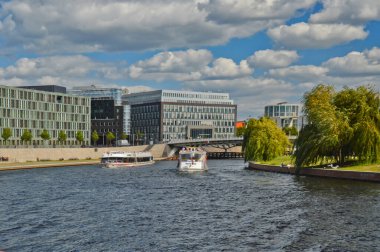 Berlin, Almanya, 26 Temmuz 2015. Nehir kıyısındaki modern binalar Alman başkentinden geçiyor..