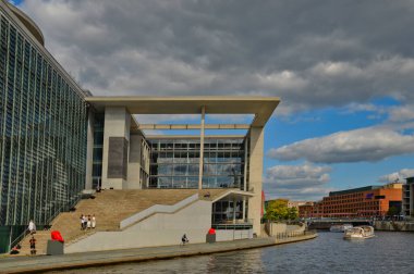 Berlin, Almanya, 26 Temmuz 2015. Nehir kıyısındaki modern binalar Alman başkentinden geçiyor..