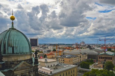 Berlin, Almanya, 26 Temmuz 2015. Alman başkentinin katedralinin çatısından şehrin panoramik manzarası.