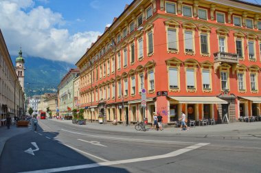 Innsbruck, Avusturya, 23 Temmuz 2015. Avusturya 'nın merkez caddesinde turistler.