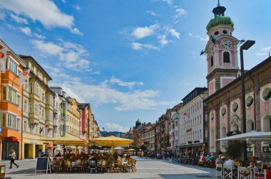 Innsbruck, Avusturya, 23 Temmuz 2015. Avusturya 'nın merkez caddesinde turistler.