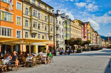 Innsbruck, Avusturya, 23 Temmuz 2015. Avusturya 'nın merkez caddesinde turistler.