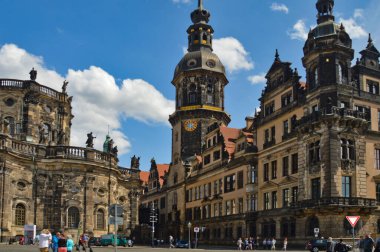 Dresden, Almanya, 07 / 28 / 2021. Tarihi şehir merkezinin renkli binalarının arasında bir cadde.