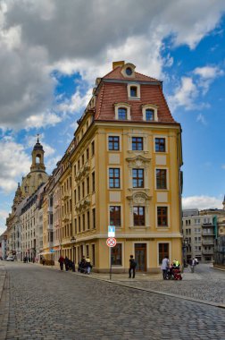 Dresden, Almanya, 07 / 28 / 2021. Tarihi şehir merkezinin renkli binalarının arasında bir cadde.