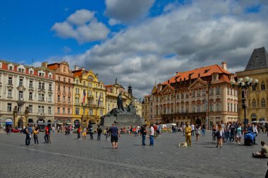 Prag, Çek Cumhuriyeti, 07 / 29 / 2015. Eski kasaba meydanının pitoresk binaları arasında turistler.
