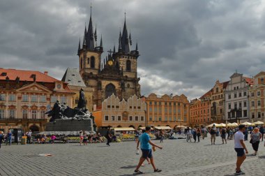 Prag, Çek Cumhuriyeti, 07 / 29 / 2015. Eski kasaba meydanının pitoresk binaları arasında turistler.