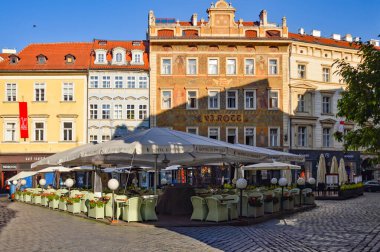 Prag, Çek Cumhuriyeti, 07 / 29 / 2015. Tarihi merkezin pitoresk binaları arasında karakteristik bir cadde.
