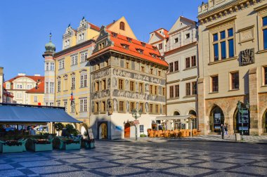 Prag, Çek Cumhuriyeti, 07 / 29 / 2015. Tarihi merkezin pitoresk binaları arasında karakteristik bir cadde.