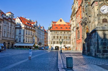 Prag, Çek Cumhuriyeti, 07 / 29 / 2015. Tarihi merkezin pitoresk binaları arasında karakteristik bir cadde.