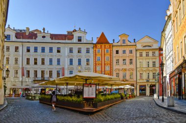 Prag, Çek Cumhuriyeti, 07 / 29 / 2015. Tarihi merkezin pitoresk binaları arasında karakteristik bir cadde.