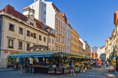 Prag, Çek Cumhuriyeti, 07 / 29 / 2015. Tarihi merkezin pitoresk binaları arasında karakteristik bir cadde.
