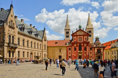 Prag, Çek Cumhuriyeti, 07 / 29 / 2015. Tarihi merkezin pitoresk binaları arasında karakteristik bir cadde.