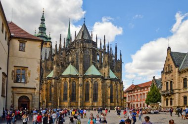 Prag, Çek Cumhuriyeti, 07 / 29 / 2015. Eski kasaba meydanının pitoresk binaları arasında turistler.