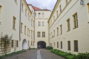 Prag, Çek Cumhuriyeti, 07 / 29 / 2015. Tarihi merkezin pitoresk binaları arasında karakteristik bir cadde.