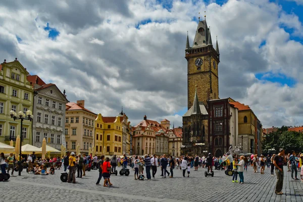 Prag Çek Cumhuriyeti 2015 Eski Kasaba Meydanının Pitoresk Binaları Arasında — Stok fotoğraf
