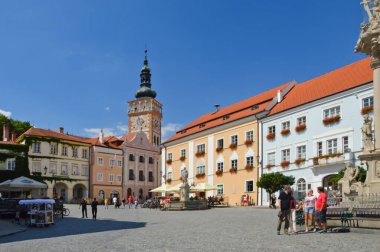 Mikulov, Çek Cumhuriyeti, 07 / 31 / 2015. Ortaçağ şehrinde bir meydanda turistler.