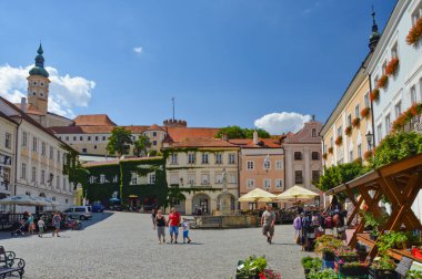 Mikulov, Çek Cumhuriyeti, 07 / 31 / 2015. Ortaçağ şehrinde bir meydanda turistler.