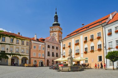 Mikulov, Çek Cumhuriyeti, 07 / 31 / 2015. Ortaçağ şehrinde bir meydanda turistler.
