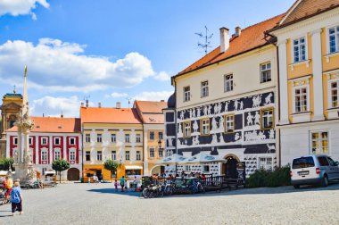Mikulov, Çek Cumhuriyeti, 07 / 31 / 2015. Ortaçağ şehrinde bir meydanda turistler.