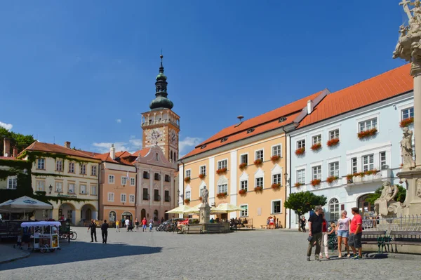 Mikulov, Çek Cumhuriyeti, 07 / 31 / 2015. Ortaçağ şehrinde bir meydanda turistler.