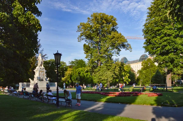 Viena Austria 2015 Parque Público Frente Edificio Histórico Ciudad —  Fotos de Stock