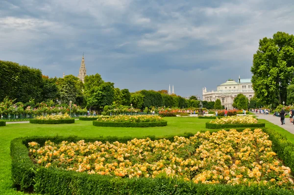 Viena Austria 2015 Parque Público Frente Edificio Histórico Ciudad —  Fotos de Stock