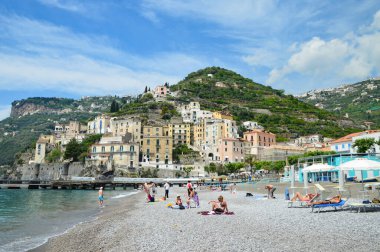 Minori, İtalya, 05 / 19 / 2017. İnsanlar İtalya 'nın Amalfi kıyısındaki eski bir sahil kasabasının sahilinde dinleniyorlar..
