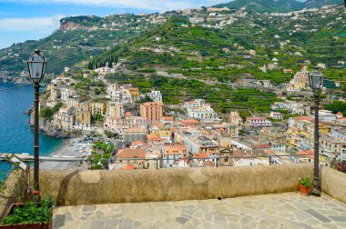 İtalya 'nın Amalfi kıyısında eski bir sahil kasabası olan Minori' nin manzarası.