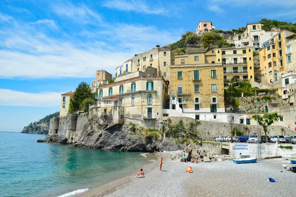 Minori, İtalya, 05 / 19 / 2017. İnsanlar İtalya 'nın Amalfi kıyısındaki eski bir sahil kasabasının sahilinde dinleniyorlar..