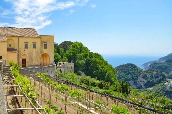 Ravello, İtalya, 05 / 19 / 2017. Amalfi kıyısındaki dağlardaki üzüm bağlarının arasında eski bir kır evi..