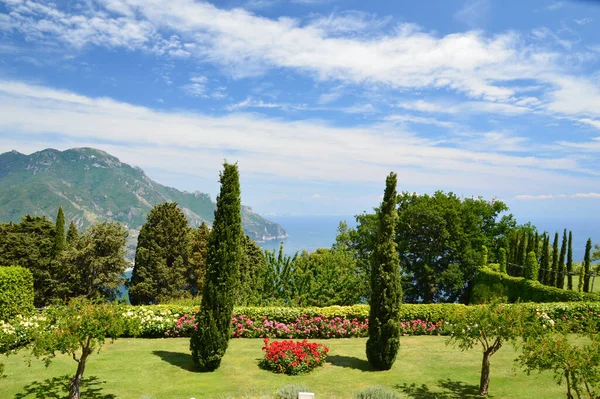 Ravello, İtalya, 05 / 19 / 2017. Amalfi kıyısındaki bir köyün bahçesinde bir çiçek tarlası..
