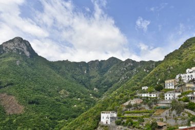 İtalya 'nın Amalfi kıyısındaki Albori köyünün panoramik manzarası.