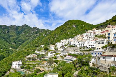 İtalya 'nın Amalfi kıyısındaki Albori köyünün panoramik manzarası.