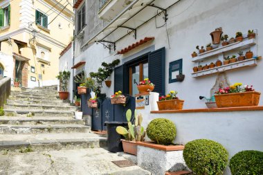 Albori 'de dar bir sokak, İtalya' da Amalfi kıyısında bir köy..