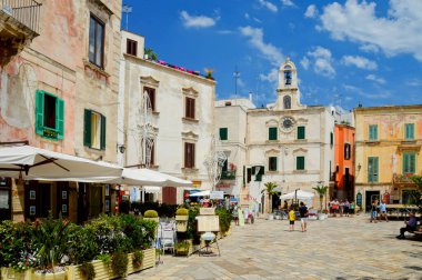 Polignano a Mare, İtalya, 06 / 07 / 2015. Bir Apulian kasabasının eski binaları arasındaki meydan..