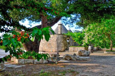 Puglia, İtalya, 7 Haziran 2015. Güney bölgesinde karakteristik bir kır evi..