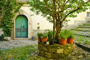 San Fele, İtalya, 12 Haziran 2021. Basilicata bölgesindeki bir ortaçağ köyünün eski evleri arasında dar bir sokak..