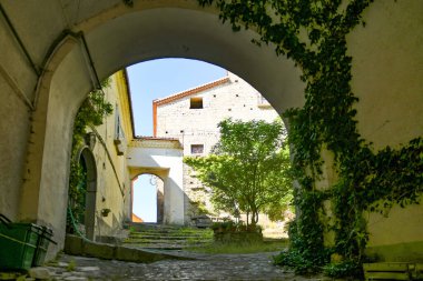 San Fele, İtalya, 12 Haziran 2021. Basilicata bölgesindeki bir ortaçağ köyünün eski evleri arasında dar bir sokak..
